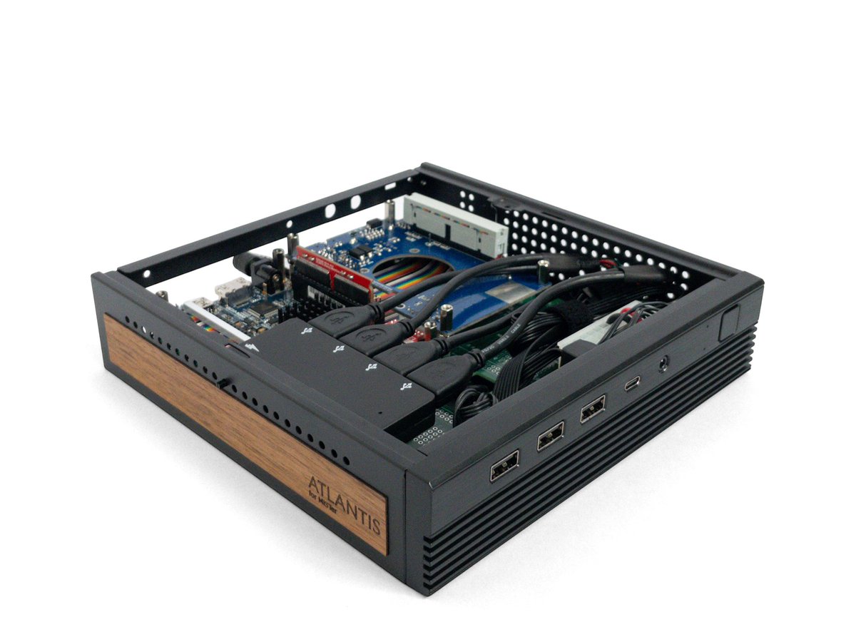 Consolized #MiSTerFPGA with analog IO, push-button power and 4 front panel USB ports thanks to #ATLANTISforMiSTer 🕹️

Smaller than a Wii and just 45mm (1 3/4") thick 🤏