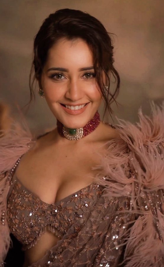 F4hCJWSXUAAKXU_?format=jpg&name=900x900