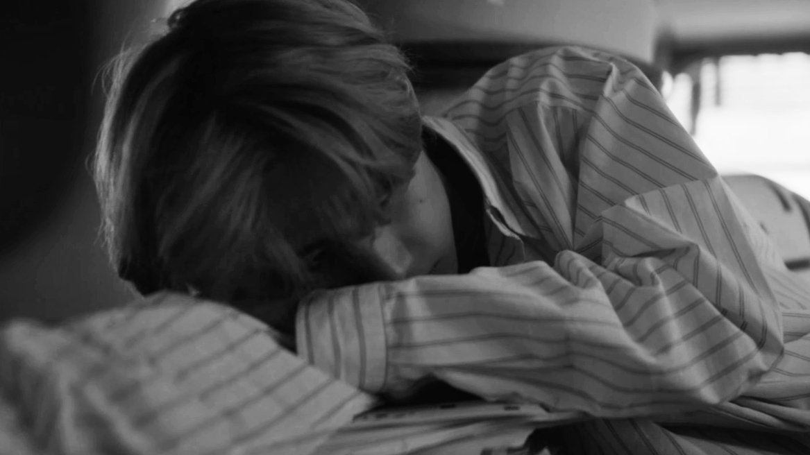 healwithtae's tweet photo. love me again | rainy days | blue | V ✯ https://t.co/Kyp8fzCzei