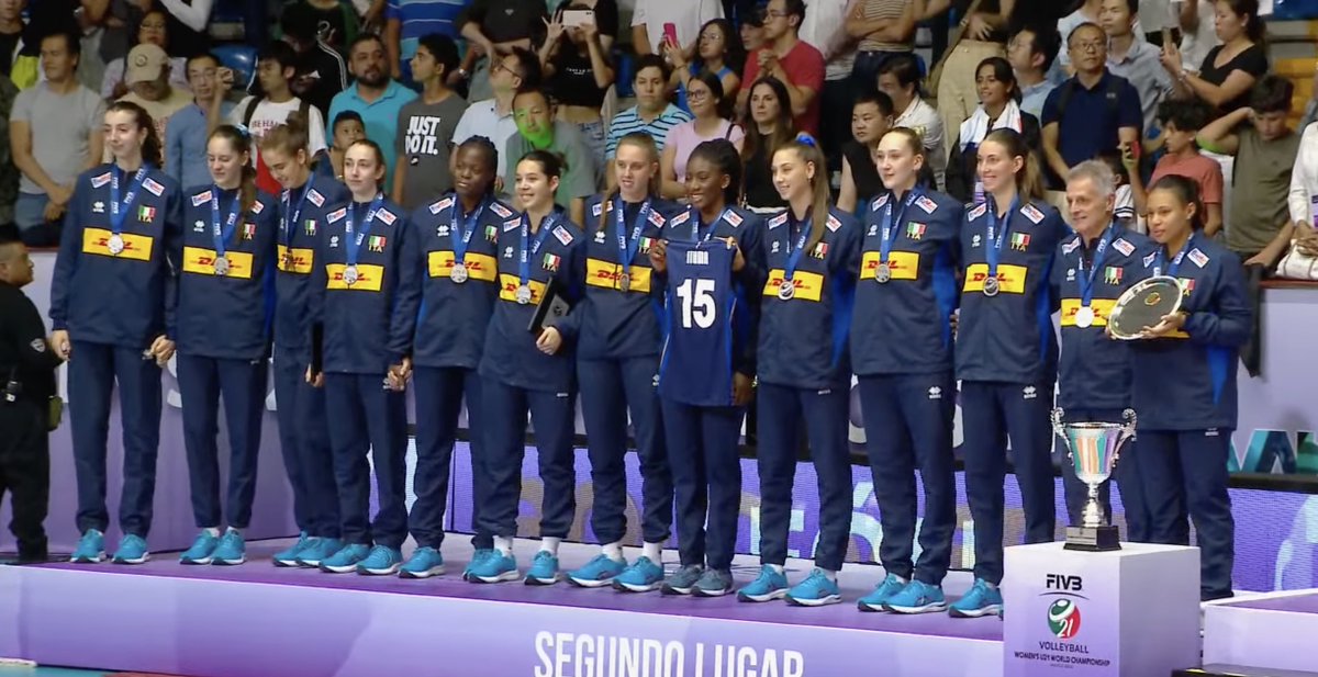 Federvolley's tweet photo. #𝐅𝐈𝐕𝐁𝐆𝐢𝐫𝐥𝐬𝐔𝟐𝟏
𝐋'𝐈𝐓𝐀𝐋𝐈𝐀 🇮🇹 𝐂𝐎𝐍𝐐𝐔𝐈𝐒𝐓𝐀 𝐋'𝐀𝐑𝐆𝐄𝐍𝐓𝐎 🥈 👏👏👏
In finale #azzurrine 💙 sono state superate 3-2 (19-25, 25-23, 23-25, 25-22, 15-8) Cina 🇨🇳
La news ➡️ https://t.co/d0HQpAB29t
@volleyballworld | #fivbworldchampionship https://t.co/IwapQkmmq1