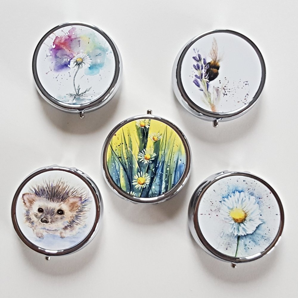 These pretty Pill or Earring Boxes are great for travelling or popping into your handbag for a day trip.  thebritishcrafthouse.co.uk/product/pill-b… 
#EarlyBiz #UKGiftHour #UKGiftAM #art #travel #giftideas #pillbox #MHHSBD