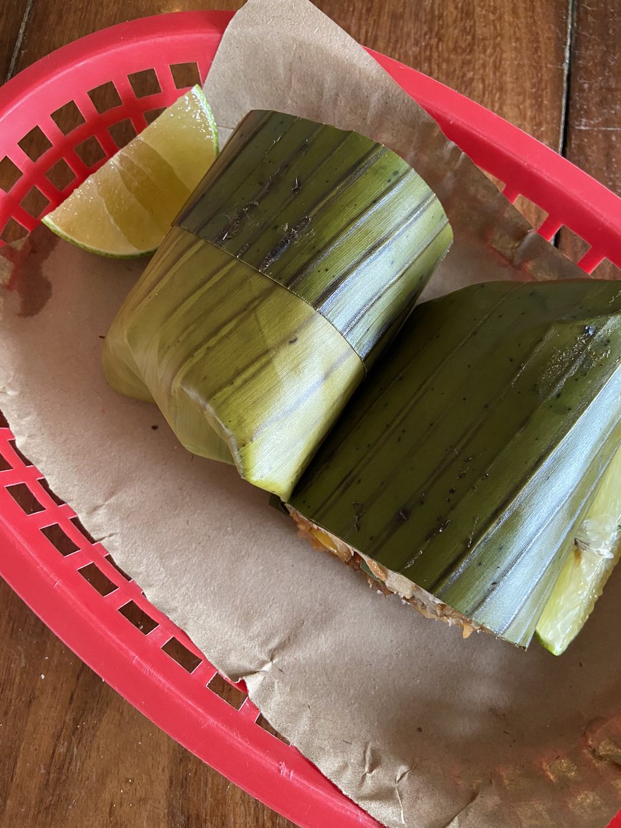 lifeinfrench's tweet photo. Manger un burrito cuit dans des feuilles de banane > https://t.co/rjasspPQVY