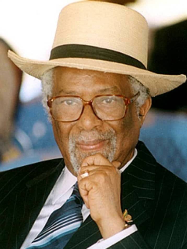 NÉCROLOGIE : j’ai appris avec tristesse le décès, ce 25 août 2023, du doyen Hilaire #Mounthault, actuel Médiateur de la République et ancien Ministre, qui nous a quitté à l’âge de 92 ans. Condoléances et pensées pour sa famille, ses proches et hommage à un grand homme d’Etat.