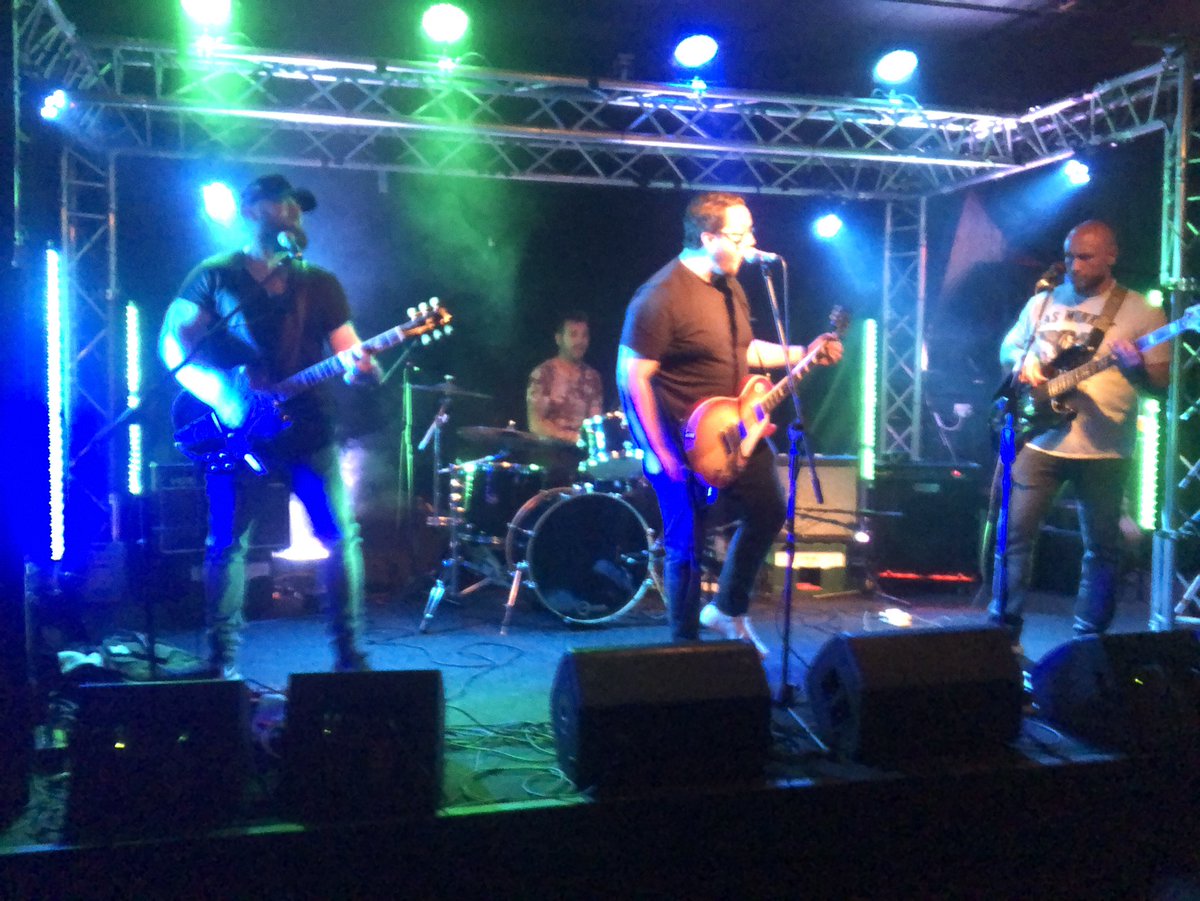poppyster's tweet photo. @theshtooks - as good as ever! 🎶🎶🎶 @BedfordEsquires https://t.co/UjCa99kQ47