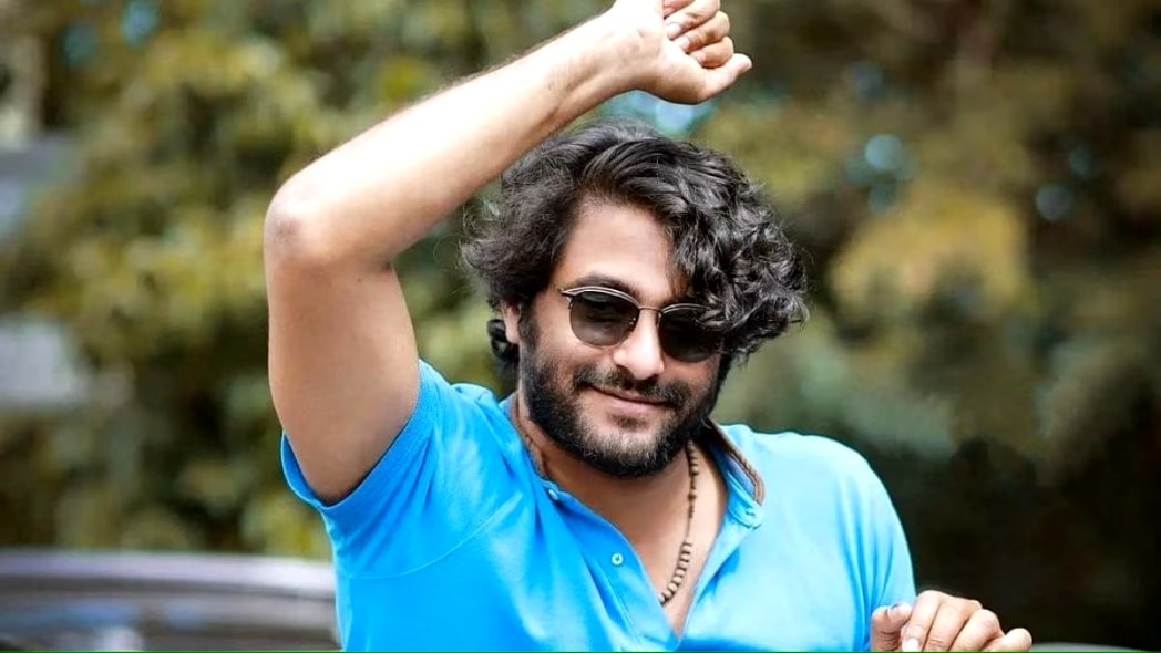 MalayalamReview's tweet photo. Antony Varghese after his initial films
Audience - Typecast
Antony - Ok let's do some different roles
Result -
#AanaparambileWorldCup 💣
#OhMeriLaila 💣
#Poovan 💣
Now he is back to his strong area with #RDX Movie
Next #Chaaver 🔥 https://t.co/jlZ3aLEGbB