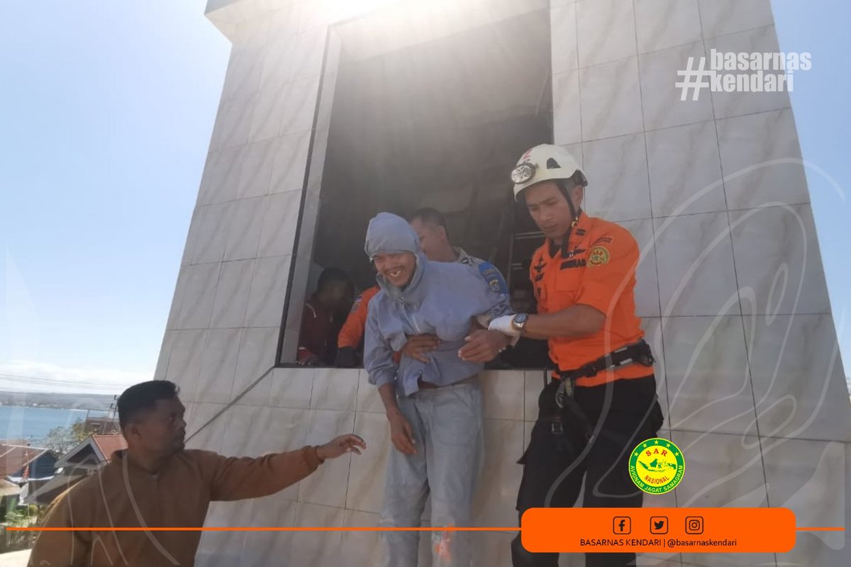 basarnaskendari's tweet image. #BRASAR Bau-bau, 27/8 ---Tim Rescue Pos SAR Bau-bau berhasil mengevakuasi seseorang yang melakukan percobaan bunuh diri diatas menara Masjid Kokalukuna Kota Bau-bau, saat ini korban diserahkan ke pihak keluarga di Polres Bau-bau #basarnas #basarnaskendari #possarbaubau