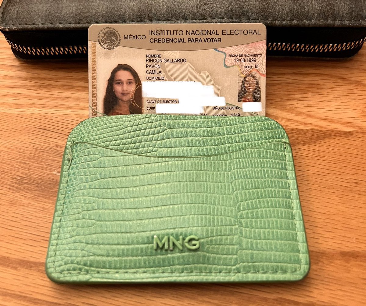 PorcelainSsme's tweet photo. Hola.
⚠️ Saliendo del concierto de Taylor Swift de hoy (26/08/23), nos encontramos tirada esta carterita con identificación y una tarjeta de débito Banamex. 
Si conocen a esta persona, ¿nos pueden ayudar a RT para que llegue a ella y se la devolvamos? https://t.co/iFVWIP2ndT