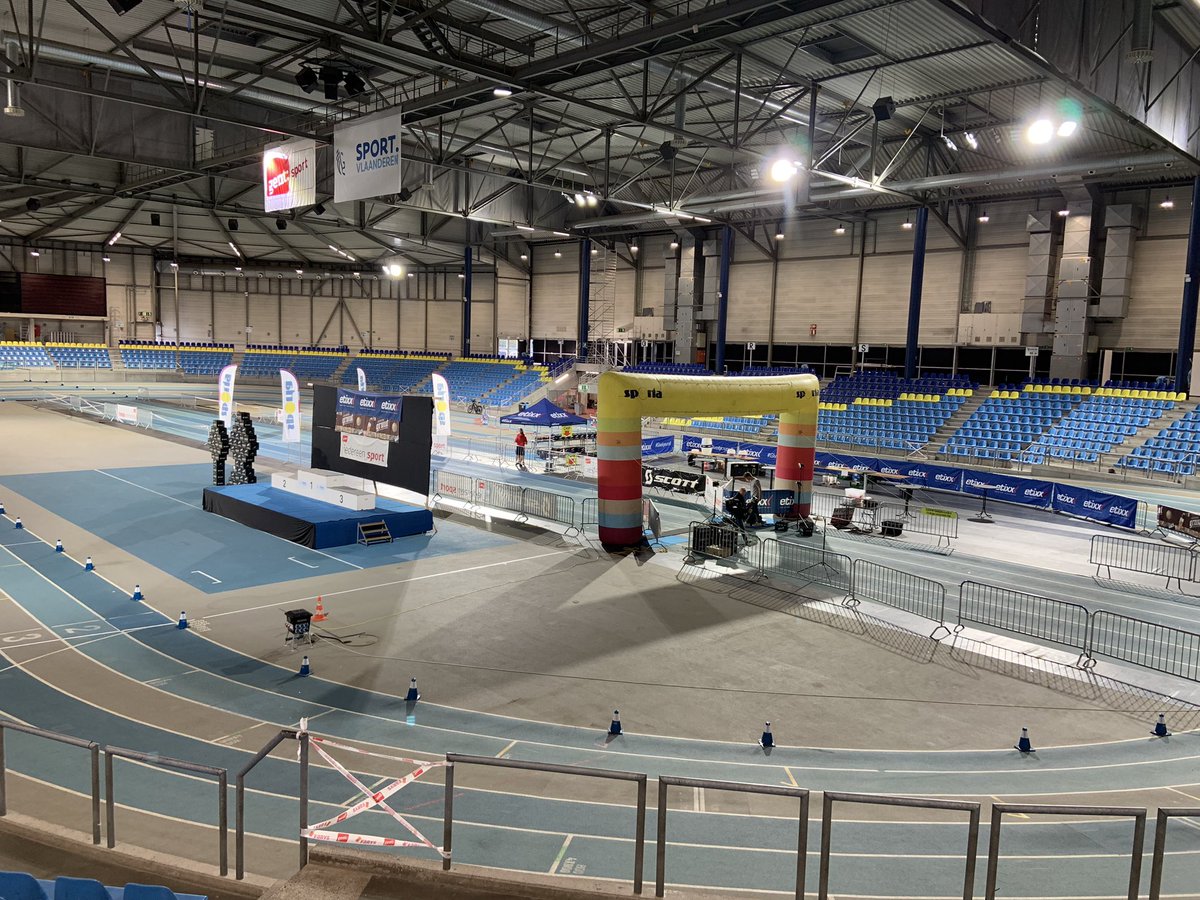 tomboudeweel's tweet photo. Donderdagavond nog het decor voor het EK volleybal. Nu al alles opgeruimd en tijd voor triatlon. Straf. #topsporthal #MrT https://t.co/b9sMNpWSsY