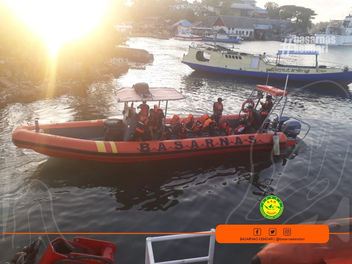 basarnaskendari's tweet image. #BRASAR Kendari, 27/8 --- Operasi SAR terhadap KM Sinar Cahaya yang tenggelam di perairan Tanjung Toronipa - Pulau Labengki, Kab. Konawe, dua orang selamat ditemukan dan satu korban masih dalam pencarian Tim Rescue @basarnaskendari #basarnas #basarnaskendari