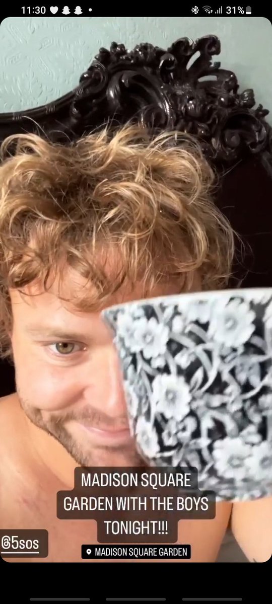 best_of_afi's tweet photo. A thread of ashtons eyes but as u scroll they get more mesmerizing https://t.co/HGMT05Ijs7