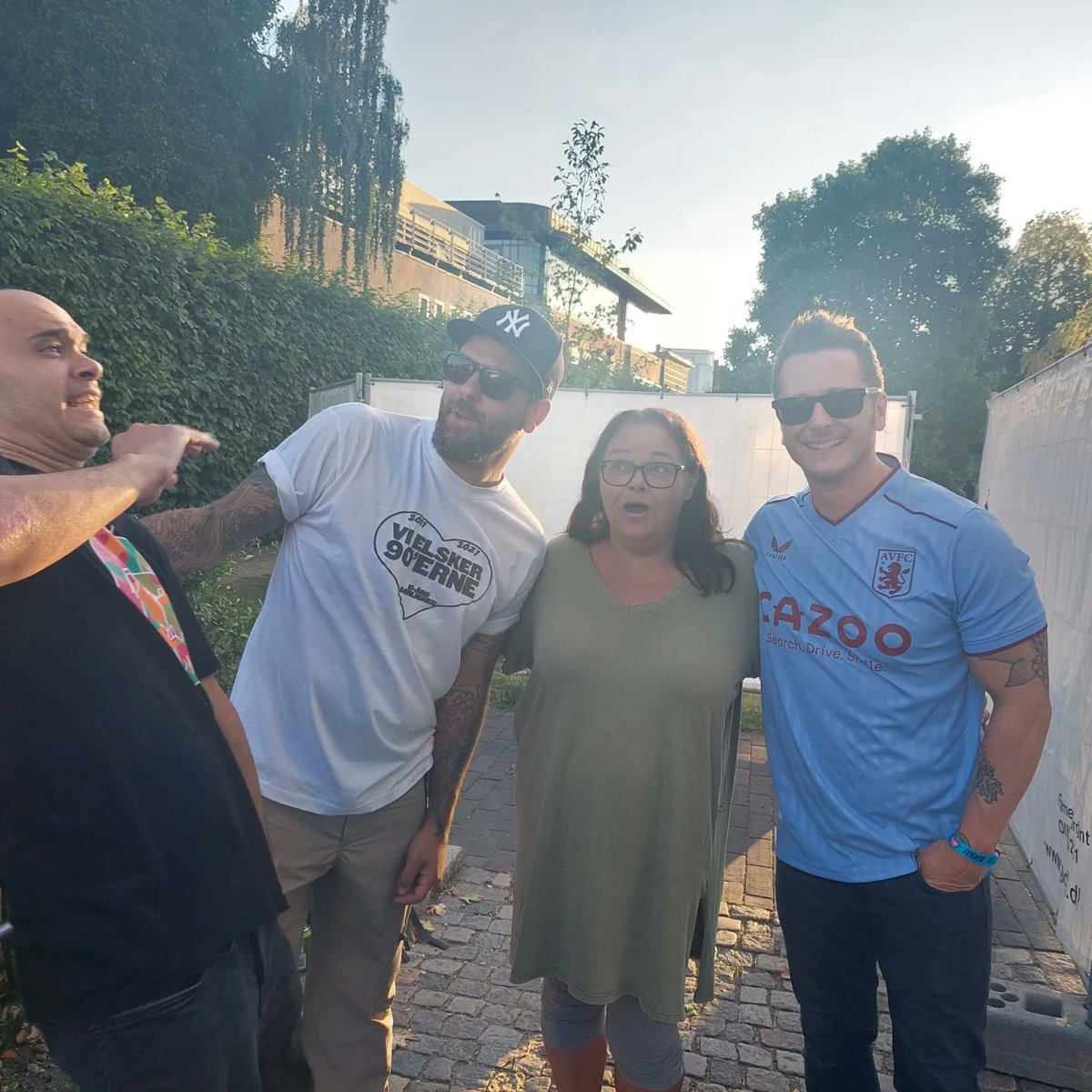 bee71dk's tweet photo. So my phone just reminded me that this happened 1 year ago. Still funny 😂 and still think @itsfiveofficial @RitchieNeville @SeanConlonMusic and @Scottlarock5 should bring their fine selves back over here🙈 https://t.co/7nO2he6r76