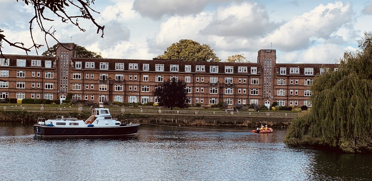 Training doesn’t stop
at the weekend for our
volunteer crew. Here the D class lifeboat, the workhorse of the <a href="/RNLI/">RNLI</a>,  tows a picket boat in #Twickenham. #trainonesavemany.