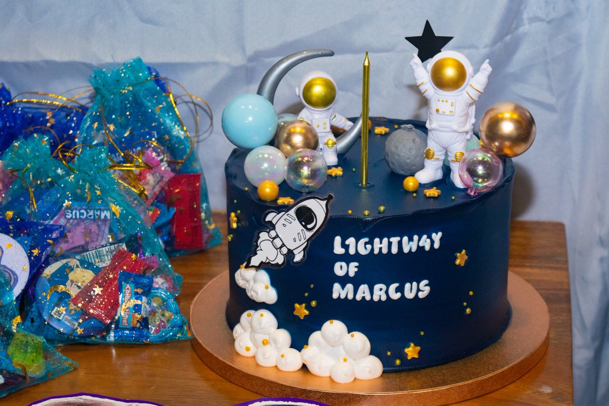 MarcusGlobal_'s tweet photo. [🌌] LIGHT WAY CUP SLEEVE EVENT 20230826

Thank you to @Anchors_GA for sponsoring this really cool birthday cake! 😍

#LightWayCSE
#호라이즌 #HORI7ON
#마커스 #MARCUS https://t.co/goV25jxJKK