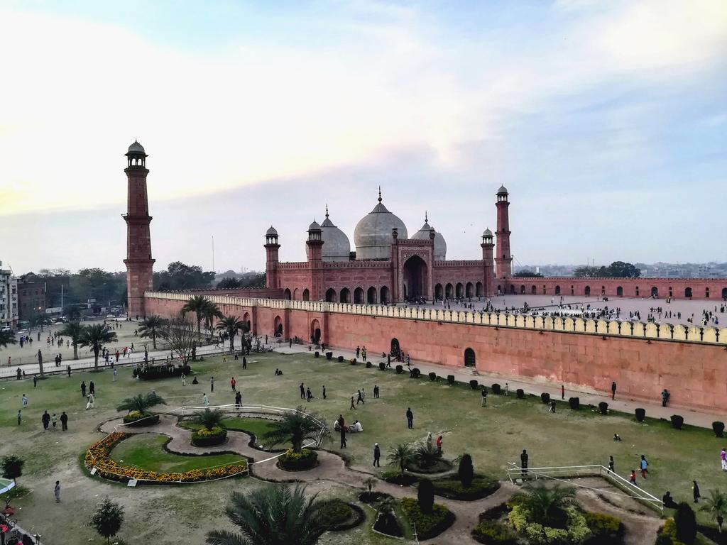 EcoVibeExplorer's tweet image. Badshahi Mosque - a true masterpiece of Mughal architecture. 
The intricate details and majestic aura take you back in time.  #BadshahiMosque
#Lahore
#MughalArchitecture #HistoryUnveiled