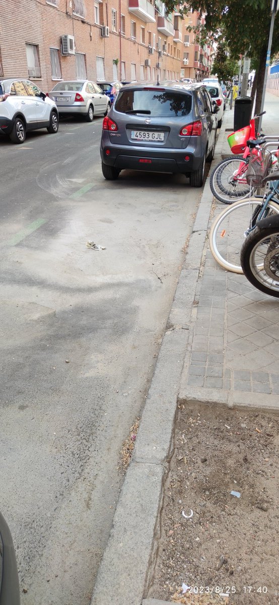 jmstelluti's tweet image. Vergonzoso el &quot;trabajo&quot; que ha hecho  @MADRID en la calle de linneo rompiendo la acero y dejándola irregular, todo sucio sin limpieza alguna.