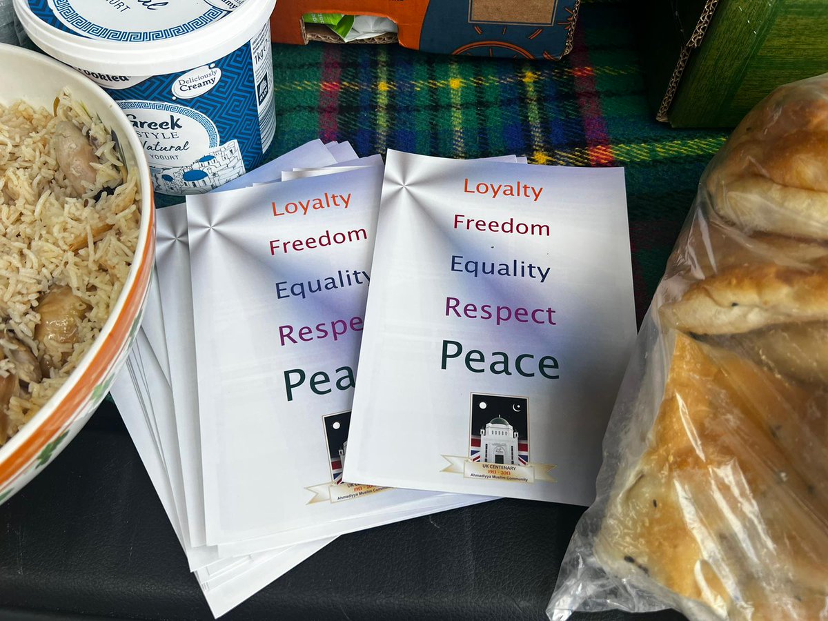 Ahmadi Muslim women from Manchester West raised £180 at a fundraising event held at St Matthews Church Stretford. £80 was donated by the Ahmadi ladies to Women's charity -#CollaborativeWomen
Peace leaflets were distributed to all who attended displaying the true message of #Islam
