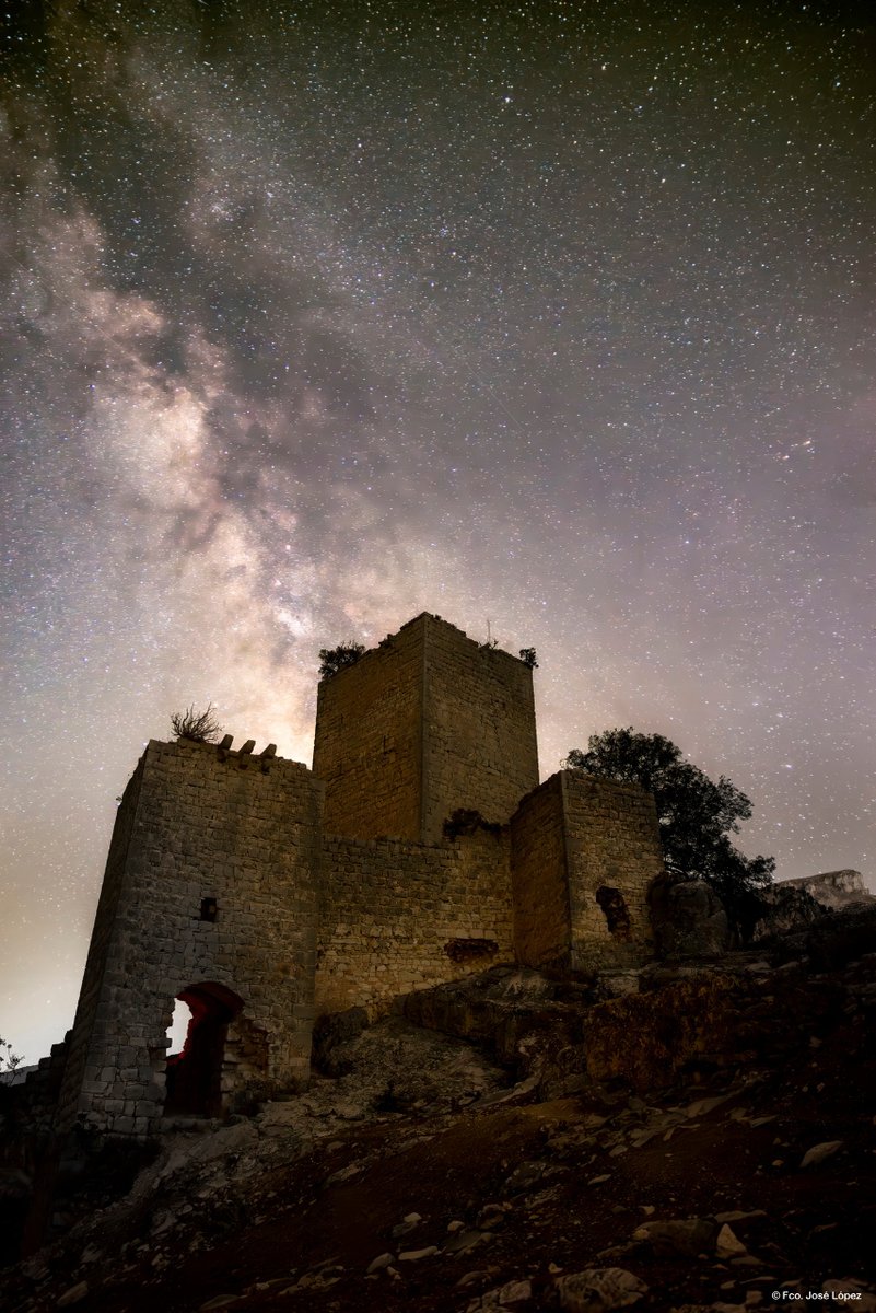 📸El Castillo de Otiñar es sin duda un buen sitio para ver las estrellas como podéis ver en esta foto de Francisco J. López.

#otiñar #sierrasur #jaénparaísointerior