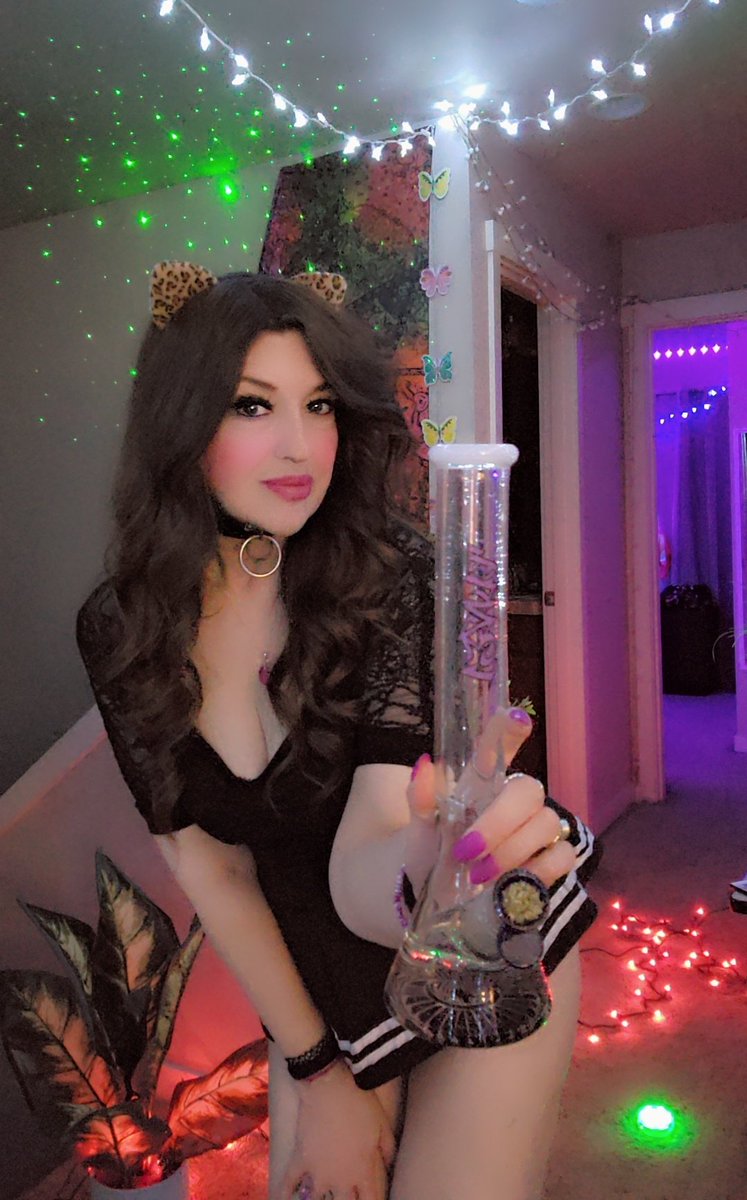 Novasugarr23's tweet photo. Who's up for a sesh?
ππ
#midnighttokes
#420delight π
#SaturdayNight https://t.co/FHsSelIQAb