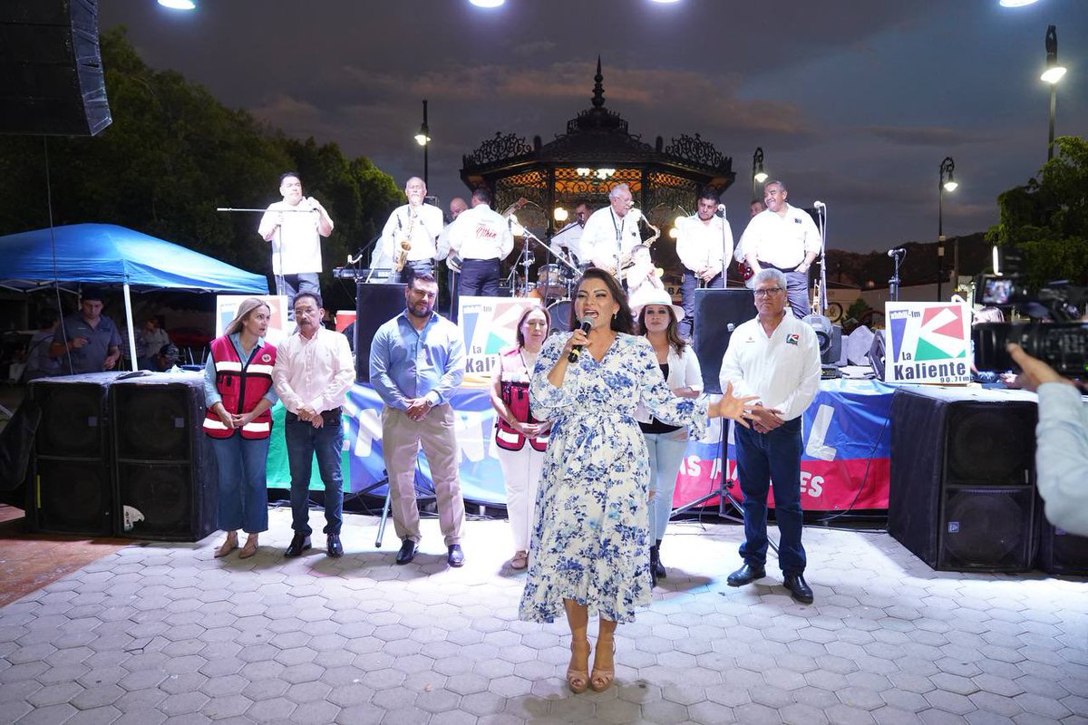 LoreniaValles_'s tweet photo. También la pasamos muy bien en Plaza Candelaria, en Villa de Seris. Bailamos hasta la última pieza con música de la Orquesta Hermanos Othón. Convivencia sana, mucho ritmo y bonitos recuerdos. ¡Qué bárbaros los pasos de baile de las personas mayores!💃🏻🕺🏻 https://t.co/NnsaIN6BQZ