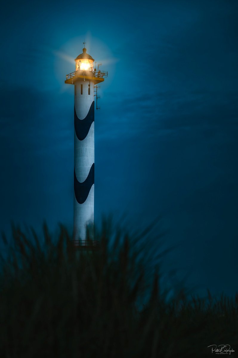 StadaanZee's tweet image. 📷 De mooiste vuurtoren van de kust vind je in Oostende! Fotograaf Pieter De Rijcke bezorgde ons deze adembenemende foto van Lange Nelle. We laten jullie graag meegenieten! #LoveOostende
