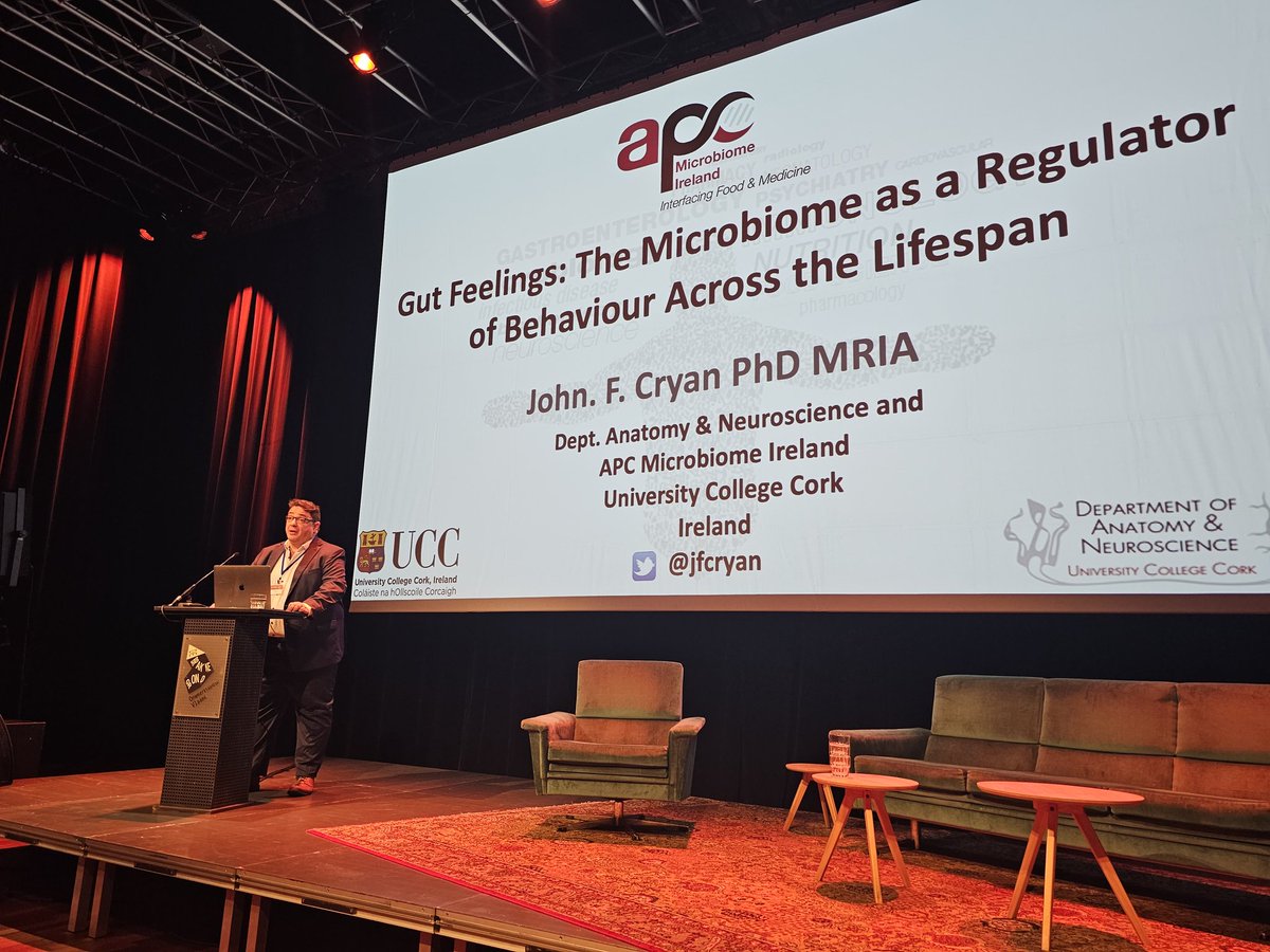 EBBS_Science's tweet photo. Brilliant keynote lecture by @jfcryan #EBBS2023 @EBBS_Science on #microbiome 🧠 &amp; behaviour. 
Great chair by @eastondurhampsy 
#gutfeelings https://t.co/rL894pHeJN