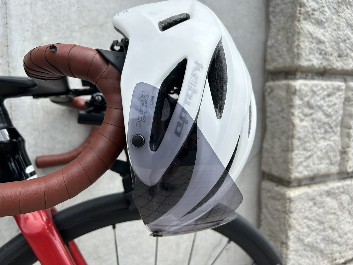 KTBassoon's tweet image. 眼鏡ローディの方、調光シールドはお勧めですよ！
それなりの額なので躊躇してたんですが、無いと困るし、そもそも普通に調光のアイウェア買う事を考えたら安いと思って購入。
今朝は雨が降って止んで、その後晴れ、でしたが、雨粒は弾くし調光はするし、で大活躍でした
#ogk