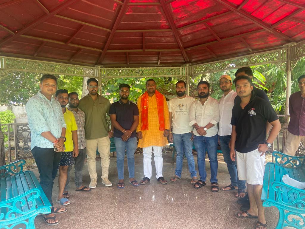 shailendrabjym1's tweet photo. आज प्रयागराज में विश्व विद्यालय मण्डल में बूथ संख्या 139 पर मा० प्रधानमन्त्री श्री Narendra Modi जी की"मन की बात" को सुना। कार्यक्रम में मण्डल अध्यक्ष श्री अमन केसरवानी सहित अन्य युवा मोर्चा के पदाधिकारी गण उपस्थित थे। https://t.co/IEb5gKzSbV