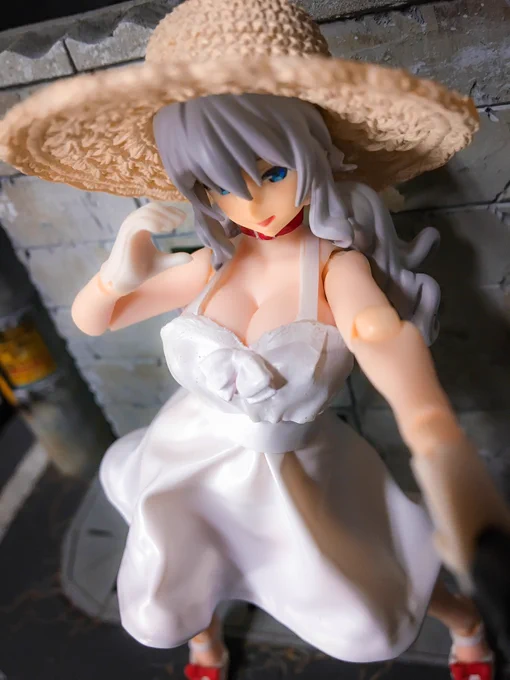 指のりカメラというガチャを手に入れた。自撮り棒があるので自撮り風に撮ってみる。カメラが横向きなのに縦写真とはこれいかに…(一応横も撮った)(h 