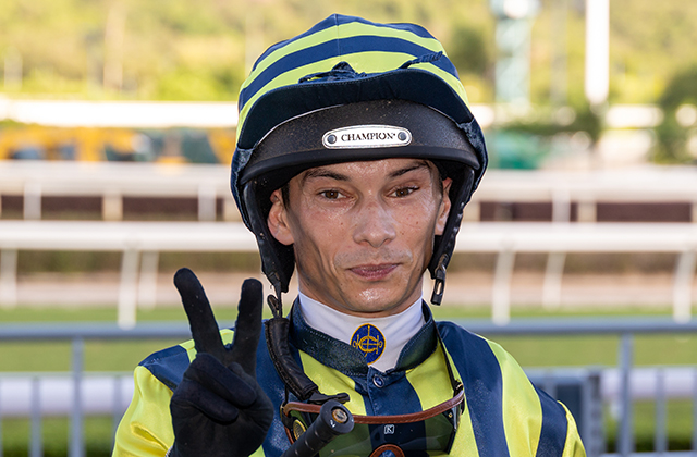 #ワールドオールスタージョッキーズ　4戦目を制したのは、香港の #アレクシス・バデル 騎手。 7番人気 #フェステスバント の手綱を取りました。
またこの勝利が、JRA初勝利です！