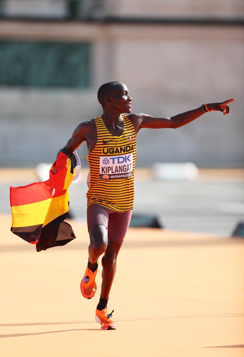WorldAthletics's tweet photo. All the glory goes to Uganda 🙌

Commonwealth Games champion Victor Kiplangat is the fastest in the endgame of the men's marathon 🔥

2:08:53 for the win.

#WorldAthleticsChamps https://t.co/gN5ur0Gh5U