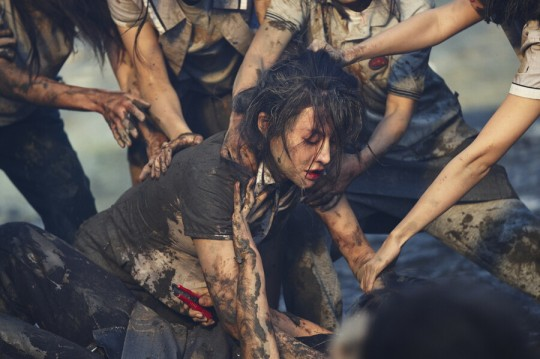 tang__kira's tweet photo. [ spoiler ]

Go Younjung cerita kalau adegan berantem Huisoo vs 17 iljin tuh gaada CGI sama sekali kecuali pas lukanya Huisoo sembuh dengan sendirinya

Karena adegannya intens banget dan serasa dikeroyok, banyak luka lebam di sekujur tubuh Younjung setelah selesai syuting https://t.co/vczKMvdtni