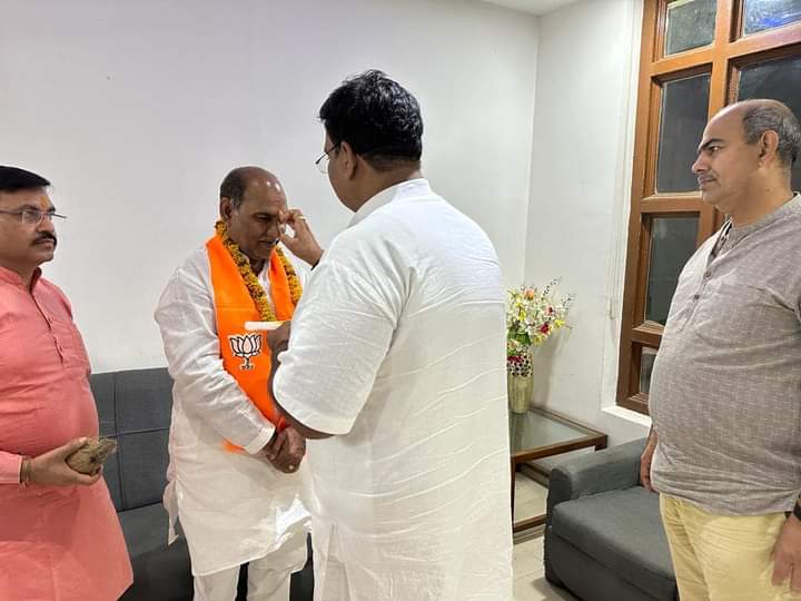 alok_tiwari28's tweet photo. #विधायक_प्रवास_अभियान के अन्तर्गत उरई विधायक श्री गौरी��ंकर वर्मा जी,एटा विधायक श्री आशुतोष यादव जी रोसरा बिहार विधायक श्री वीरेंद्र पासवान जी के साथ सहभोज कर सम्मान किया। https://t.co/Wkfr27W6LF