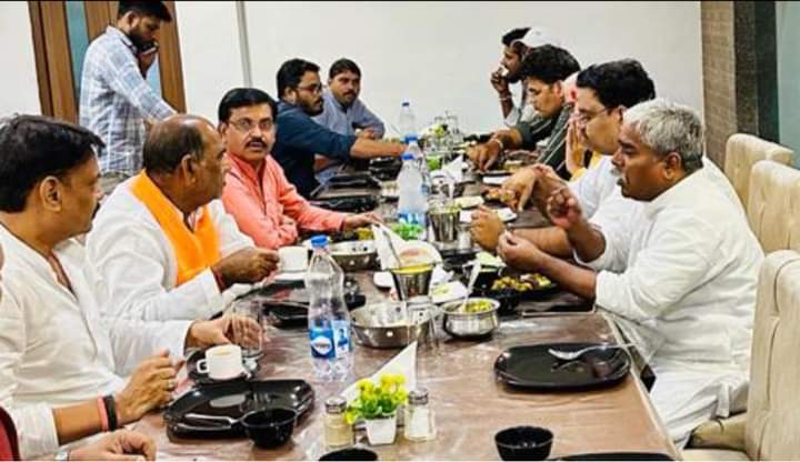 alok_tiwari28's tweet photo. #विधायक_प्रवास_अभियान के अन्तर्गत उरई विधायक श्री गौरी��ंकर वर्मा जी,एटा विधायक श्री आशुतोष यादव जी रोसरा बिहार विधायक श्री वीरेंद्र पासवान जी के साथ सहभोज कर सम्मान किया। https://t.co/Wkfr27W6LF