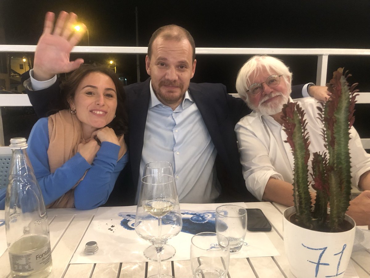 giusmo1's tweet photo. Alessandro Vento detto Wind se n’è andato stanotte portandosi dietro le sue idee e le sue visioni. Compagno di strada per molti di noi nei giornali, ha lavorato nei grandi gruppi, da Rcs al Sole, soprattutto nell’area digitale. Suo il formidabile sistema editoriale di https://t.co/qmURvEiWOq, venduto in tutto il mondo. In meno di due anni la Bestia se l’è portato via, ma in questi mesi Ale non si è mai fermato, lavorando su start up come Sallo!, sulle applicazioni dell’intelligenza artificiale. In questa foto è a Mondello, fra Martina Mistretta e Massimo Razzi, in una sera lieve dell’ultimo ottobre: stava nascendo una nuova squadra, e lui era felice. Era giovane dentro e fuori, non si fermava mai: ma un giorno di giugno ha cancellato tutti gli appuntamenti per giocare a basket con i due figli. Ingiusto, porca miseria.