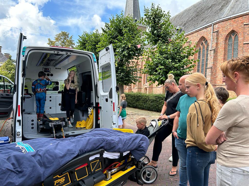 wensambulancenn's tweet photo. Gisteren waren we aanwezig op de 112-dag in Kollum. Vrijwilliger Aise gaf demo’s en vertelde enthousiast over zijn werk als vrijwilliger bij onze Stichting. Een geslaagde dag! https://t.co/cwNFznXQme