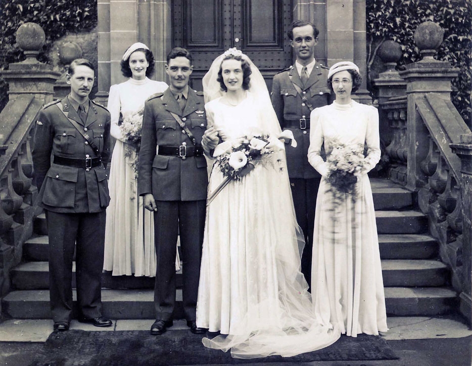 PhoneyMajor's tweet image. Heartwarming to see that throughout France communities keep alive the memory of fallen SAS men. This Friday a plaque will be unveiled in Epoisses in honour of David Leigh, 2SAS, KIA 23/8/44, three months after his wedding. His widow's ashes were interred with her husband in 2010.