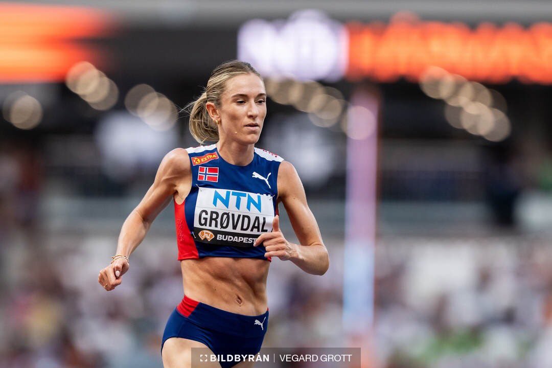 Karoline Bjerkeli Grøvdal forbedret sin egen norske rekord på 5km gateløp fra 14.58 til 14.46 under et løp i Lier søndag 27. august. Tiden er også kun to sekunder bak Sifan Hassans Europarekord fra Monaco i 2019.