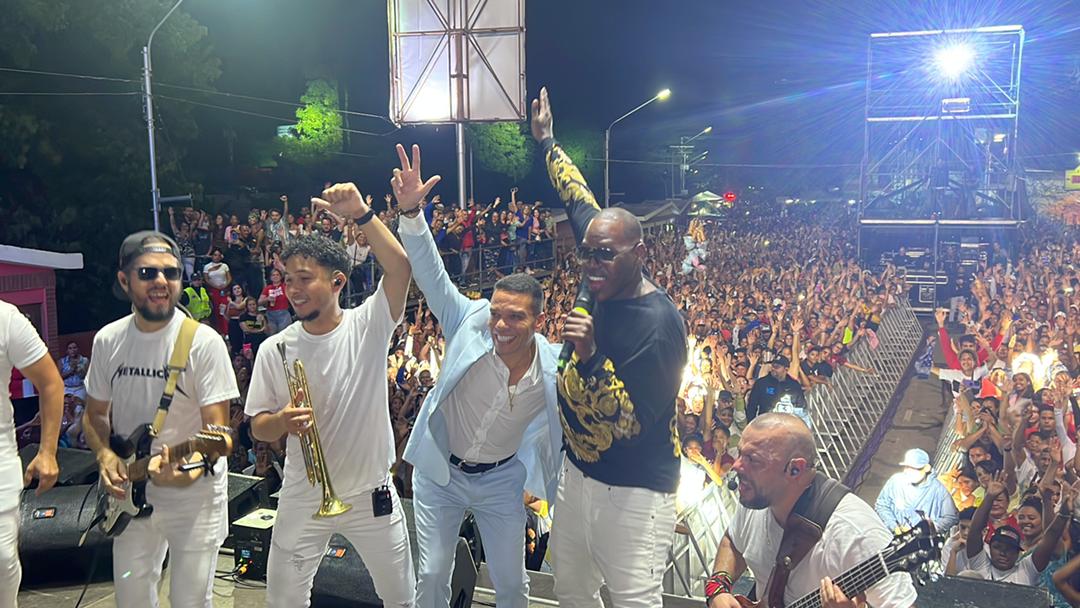 dulce_a's tweet photo. Primer día del Festival del Merengue. Más que un espectáculo una demostración que este género no pierde su espacio. Ciudad Charallave vibró en cada ritmo de los repertorios de talentos nacionales e internacionales:Las Chicas del Can, Magic Juan,Omar Enrique y el Gran Bonny Cepeda https://t.co/HqZJ7fsvl3