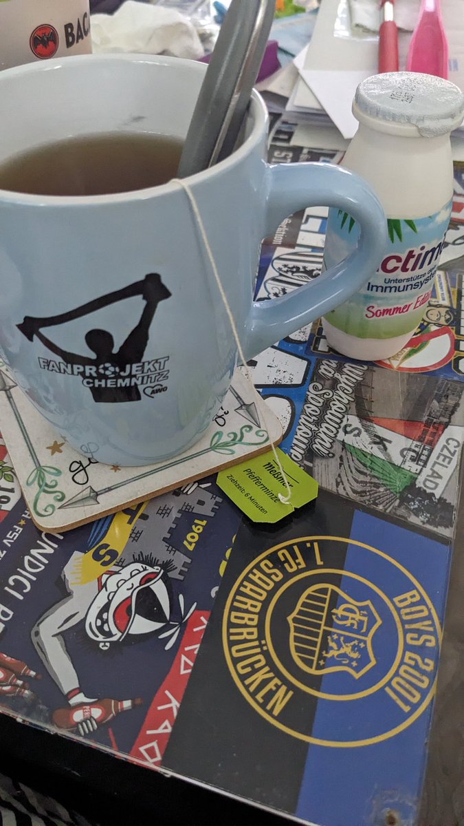Tee statt Fußball. 🥺
Gestern hatte ich Schmerzen und musste meinem Körper einfach mal einen Tag Pause gönnen. Und heute ist die Stimme komplett weg. Also trinke ich warme Getränke und versuche nicht bzw kaum zu reden. 🤐😅
Einen schönen Sonntag wünsche ich euch!😘