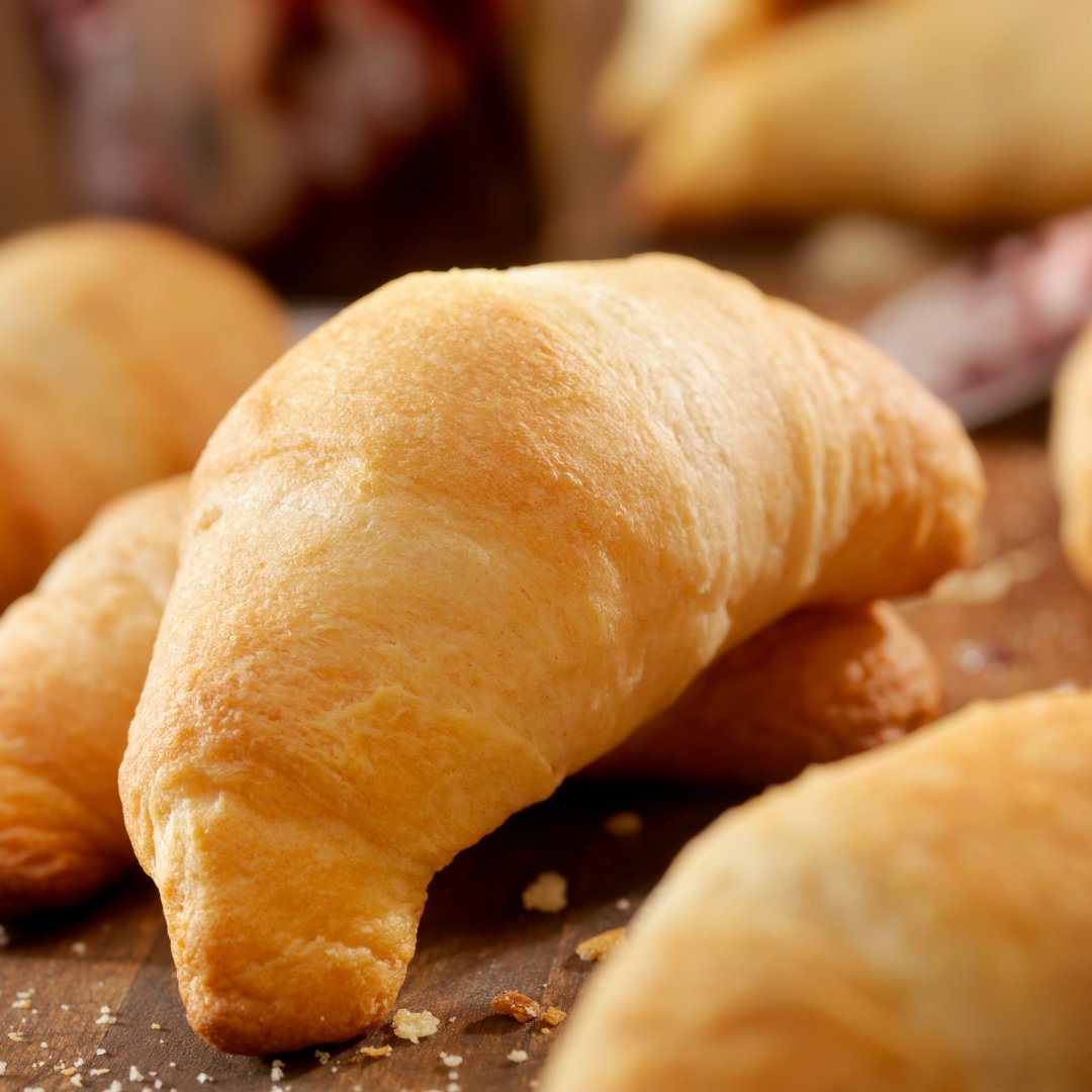 bestbakingtips's tweet photo. Discover the Delight of Garlic-Cheese Crescent Rolls 🥐🧀✨ Elevate your dining experience with each buttery, flaky bite, enhanced by the aromatic allure of garlic and the creamy richness of the cheese.
Recipe link: https://t.co/l60sR8mTVq
#GarlicCheese #FlakyIndulgence https://t.co/bu31hQ7WAH