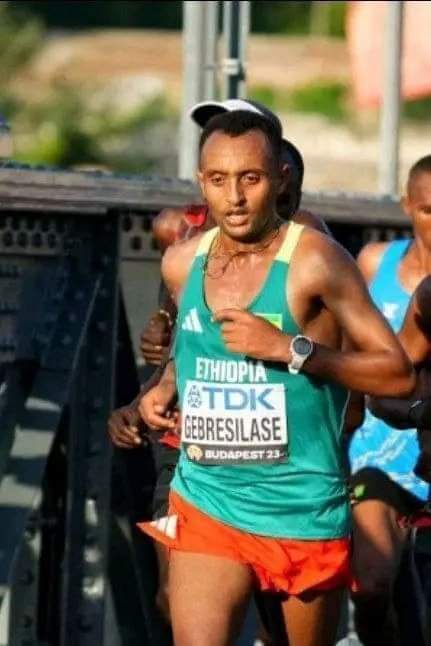 Solomon_Damte's tweet photo. #Leul_GebreSelassie: 2:09:19 has secured the #Broze Medal for Ethiopia @wabudapest23 Marathon.
Hanging on for several Kms chasing the winner, #Leul has been so incredible throughout the difficult race. Congratulations #Ethiopia 🇪🇹 https://t.co/7cHjFSykmy