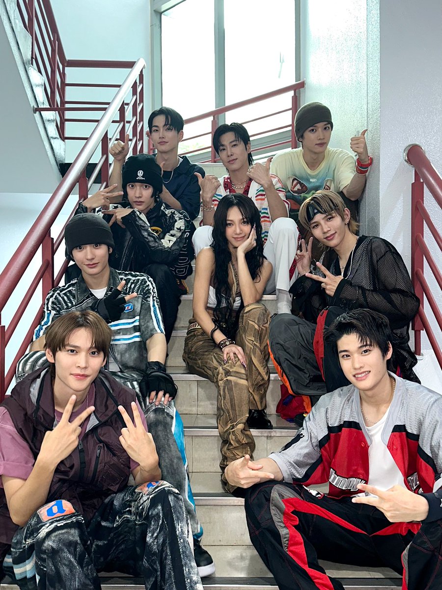 SMTOWNGLOBAL's tweet image. U-KNOW X HYO X RIIZE at INKIGAYO!

#UKNOW #유노윤호 #TVXQ! #東方神起 #동방신기
#HYO #효연 #GirlsGeneration #소녀시대
#RIIZE #라이즈