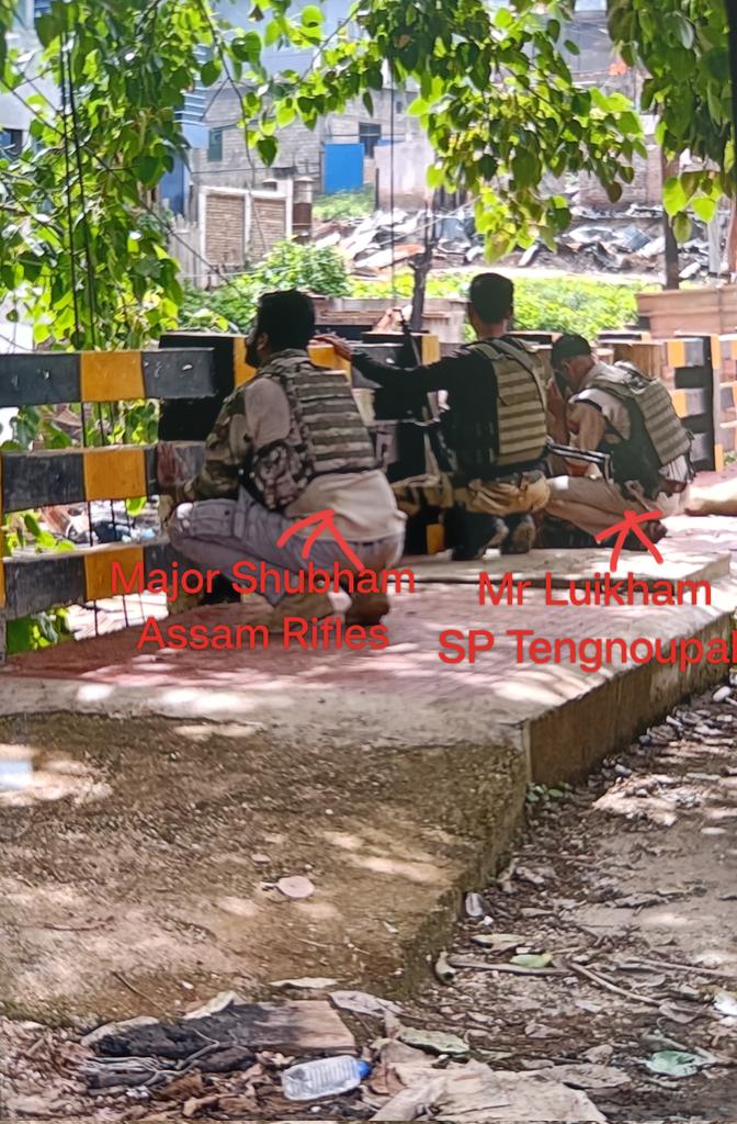bravo723215669's tweet photo. On 18 Aug 2023, The same Traitor officer rescued and received 212 displaced Metei civilians on  the Indo-Myanmar border,Moreh alongwith 5 Assam Rifles, putting his own life at risk protecting them from angry kuki mob, bringing them safe into their homeland. 

#MeiteisLiesXposed https://t.co/KLac5uofRj