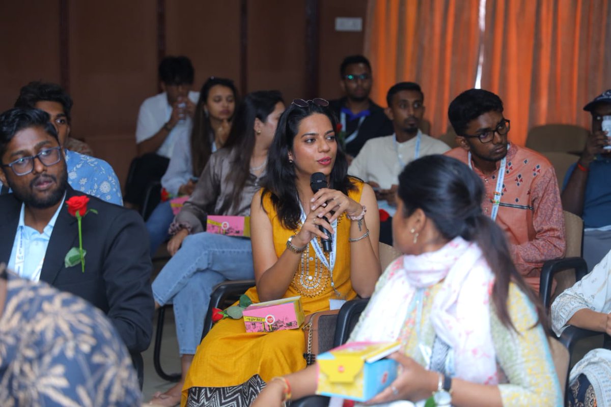 diaspora_india's tweet photo. #67KIP participants learned about India's COVID response, vaccine development and the world's largest vaccination drive while touring @icmr_niv. They visited research labs and had engaging interaction with resident scientists.
#vaccinemaitri #covaxin #pharmacyoftheworld https://t.co/1LE1OgzvqQ