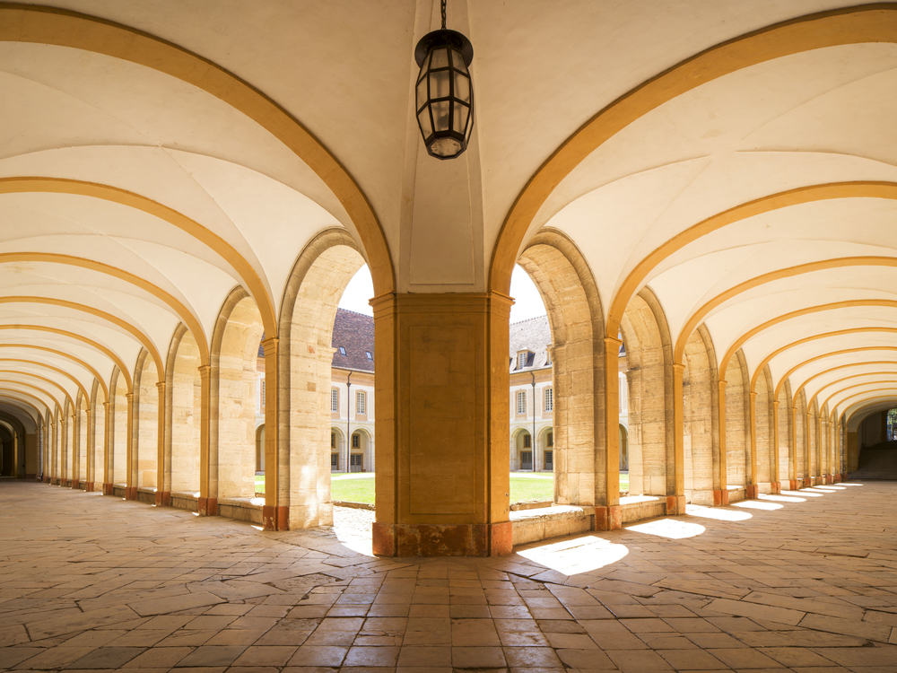 Médiévale, l'abbaye de #Cluny ? Oui, mais pas seulement ! ⛪️
Au XVIIIe siècle, ses bâtiments conventuels sont reconstruits dans le style classique. Le petit cloître du Moyen Âge est alors remplacé par un grand cloître de plan carré, aux vastes galeries.
cluny-abbaye.fr/decouvrir/le-g…