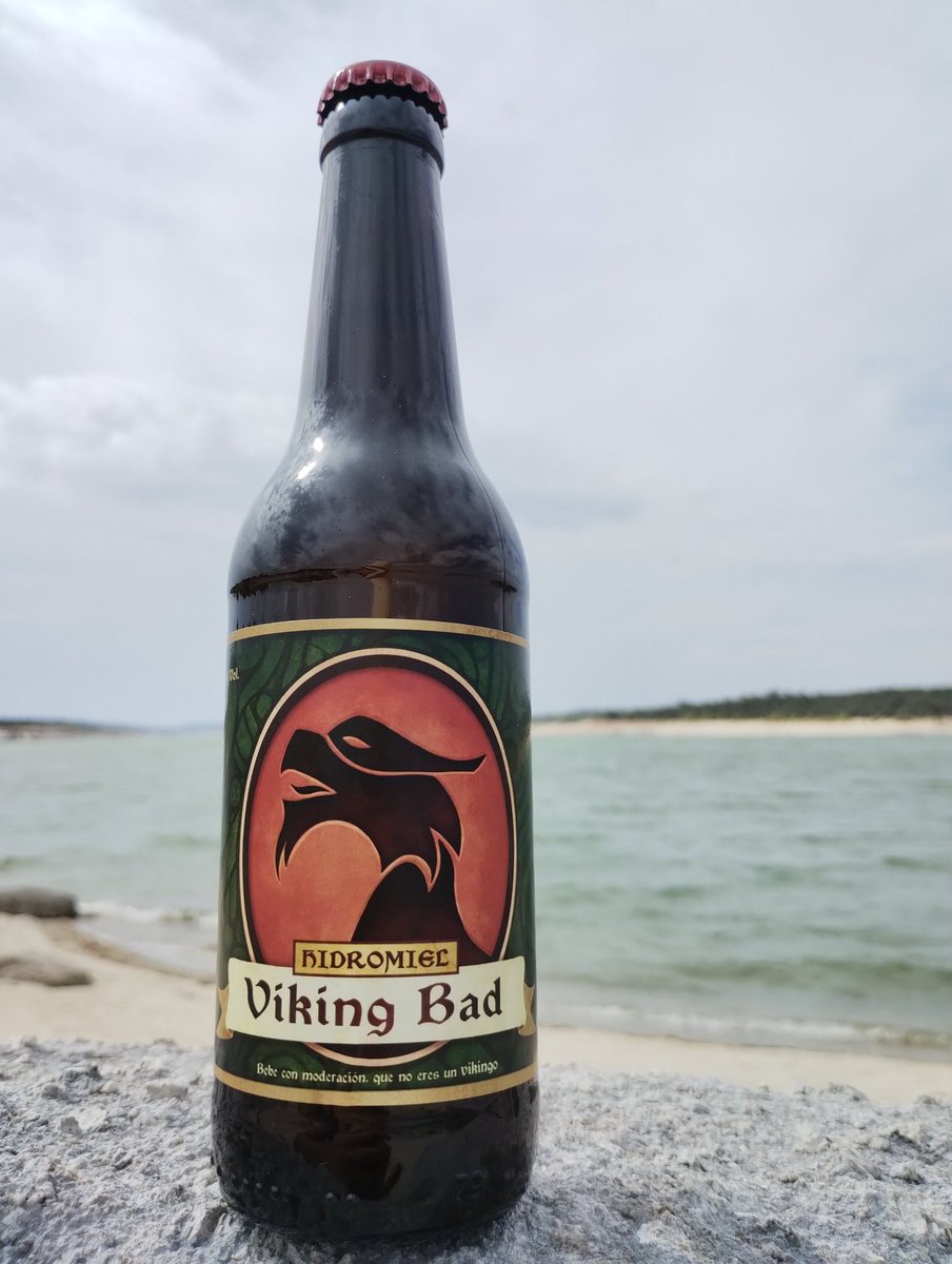 VikingBad's tweet photo. Te la lleves a la playa 🏖️ o a la montaña 🏔️, tráete el casco de vuelta y tíralo al contenedor verde, no lo abandones en la naturaleza o iremos a buscarte con el hacha 🪓 
Es broma... pero lo hagas aún así 😂😂

#hidromiel #glutenfree #singluten #craftmead https://t.co/GoLqW0ydbs