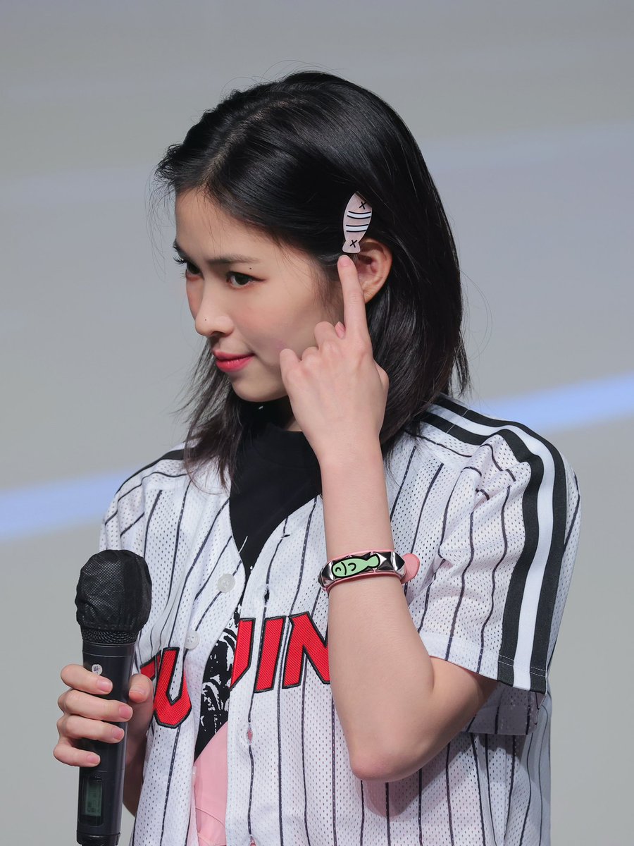 FishBubble__'s tweet photo. 230825 
“Look, I have worn them!”

#있지 #ITZY 
#류진 #RYUJIN https://t.co/mwmzkXpnch