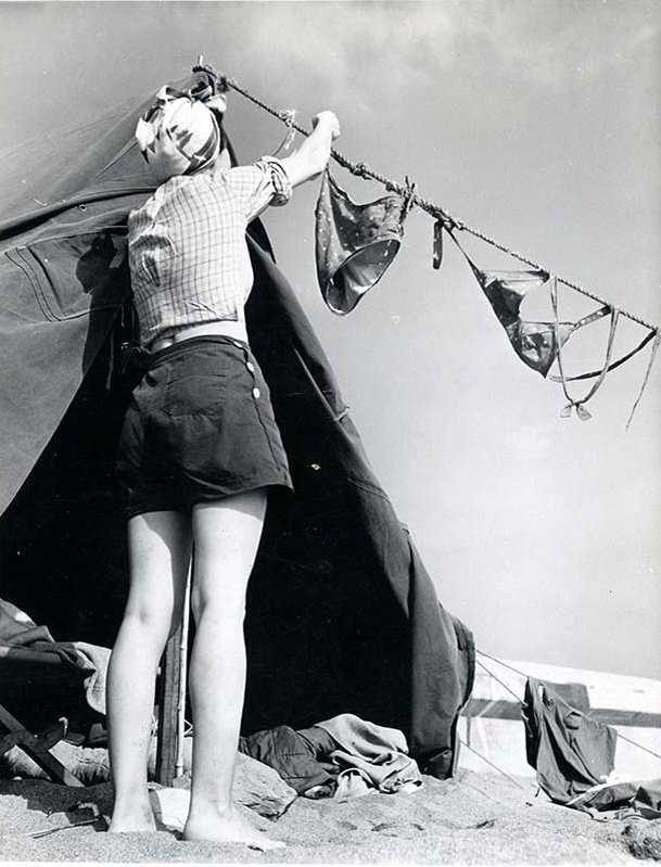 Camping sur la plage (Canet, 1953) © Jean Ribière