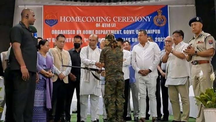 bravo723215669's tweet photo. @sidayaiwaikhom @PMOIndia @narendramodi @AmitShah @HomeMinistr2024 @Spearcorps @IndiaToday @NELiveTV @manipur_police @PTI @KaranThapar_TTP Stop using old photos and videos to malign the image of Indian Armed Forces.

#MeiteiTerrorists
#Meitei_Separatists 
#Meitei_Anti_Indian 
Why CM Biren Singh is sharing a stage with Terrorists. https://t.co/ZvRjLXY9Vz
