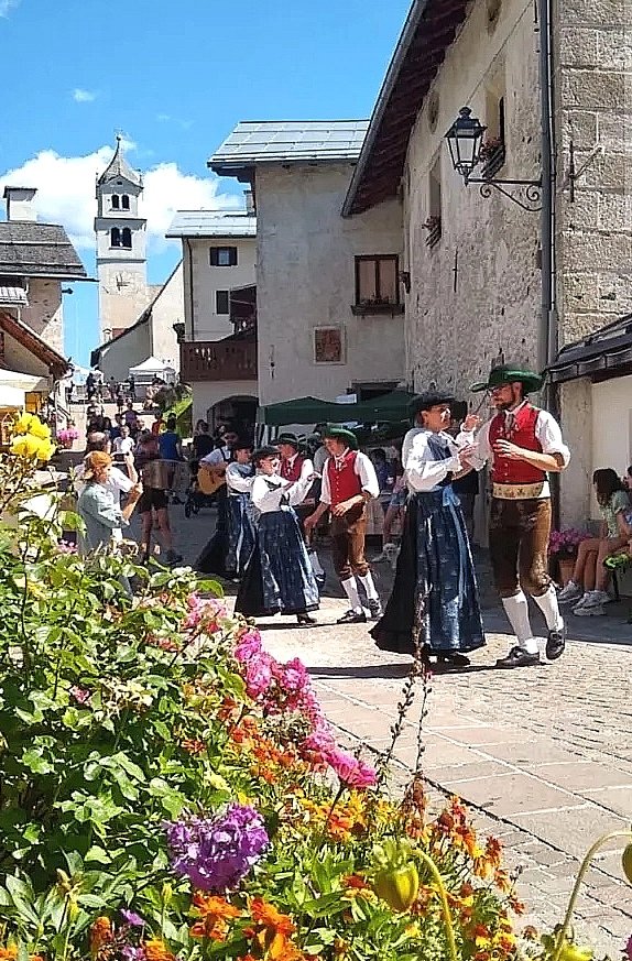 Festa, costumi, cucina e tradizioni Ladine anche quest'anno a Col in Festa 2023
customs, cuisine and Ladin traditions again this year at Col in Festa 2023
 #collesantalucia #dolomiti #dolomites #dolomiten #traditions